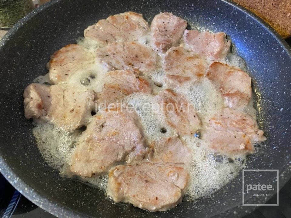 Медальоны из свиной вырезки с грибным соусом на сковороде 🥩 - Шаг 5