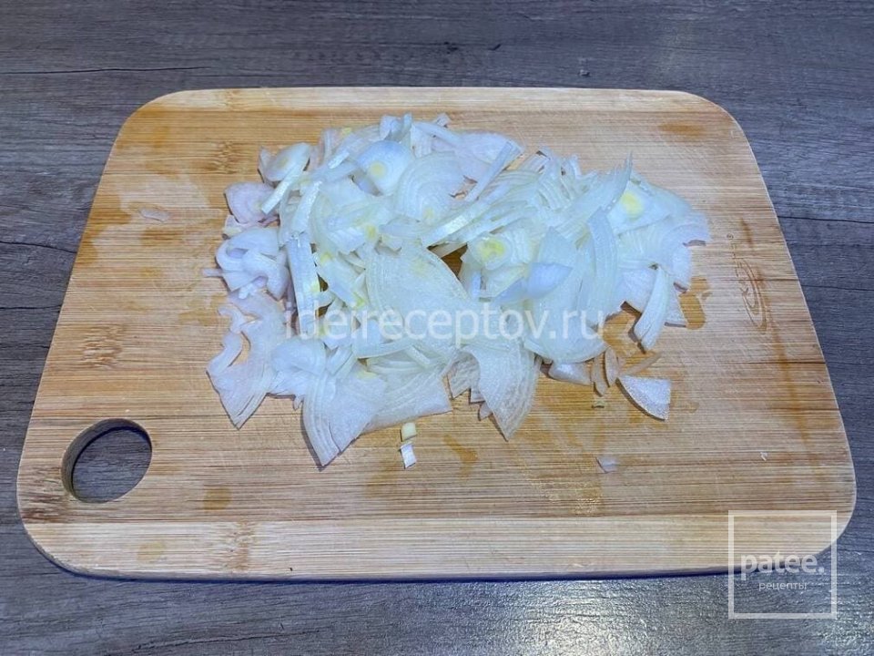 Медальоны из свиной вырезки с грибным соусом на сковороде 🥩 - Шаг 6