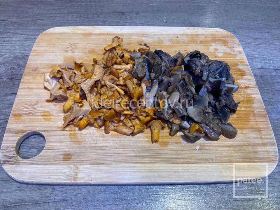 Медальоны из свиной вырезки с грибным соусом на сковороде 🥩 - Шаг 8