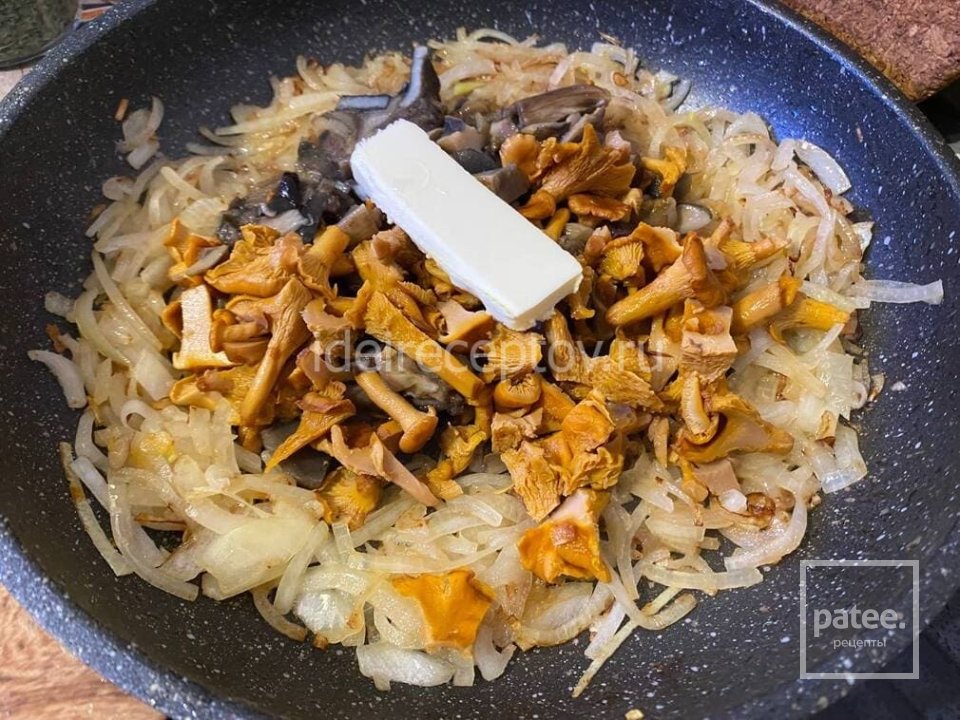 Медальоны из свиной вырезки с грибным соусом на сковороде 🥩 - Шаг 9