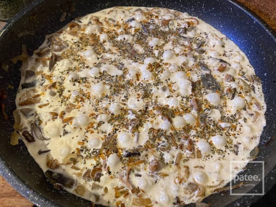 Медальоны из свиной вырезки с грибным соусом на сковороде 🥩 - Шаг 11