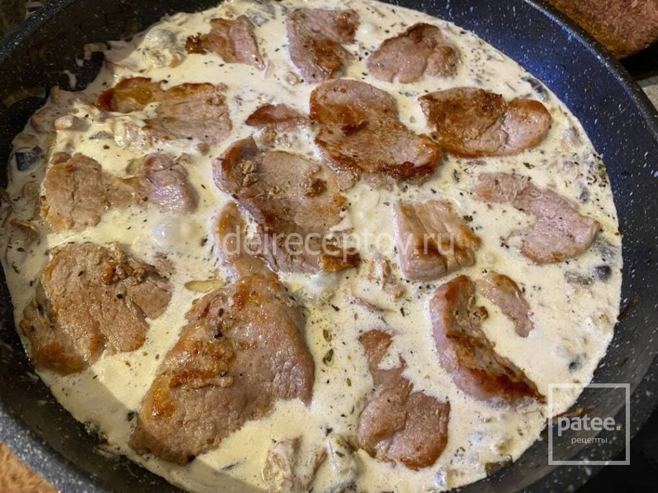 Медальоны из свиной вырезки с грибным соусом на сковороде 🥩 - Шаг 12