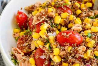 Салат с киноа, форелью, кукурузой и томатами черри 🥗