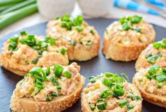 Бутерброды с печенью трески, яйцом и луком 🥪