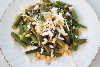 Стручковая фасоль с кедровыми орешками