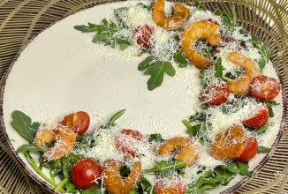 Элегантный , красивейший ресторанный салат с креветками.