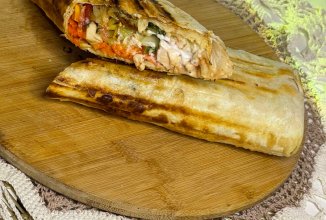 Хрустящая шаурма с настоящим соусом из шаурмичной.