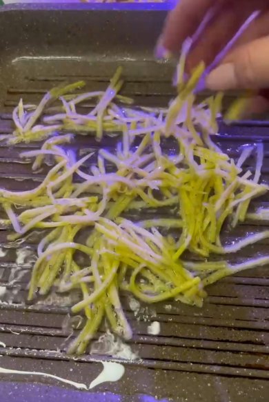 Хрустящая шаурма с настоящим соусом из шаурмичной. - Шаг 12