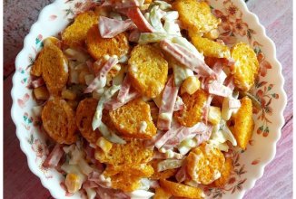 Салат с солеными огурцами и сырокопченой колбасой 🥗