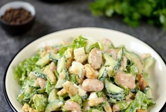 Салат с белой фасолью и сухариками 🥗