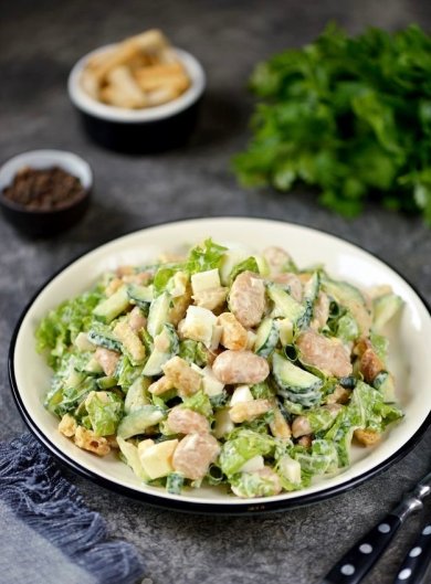 Салат с белой фасолью и сухариками 🥗