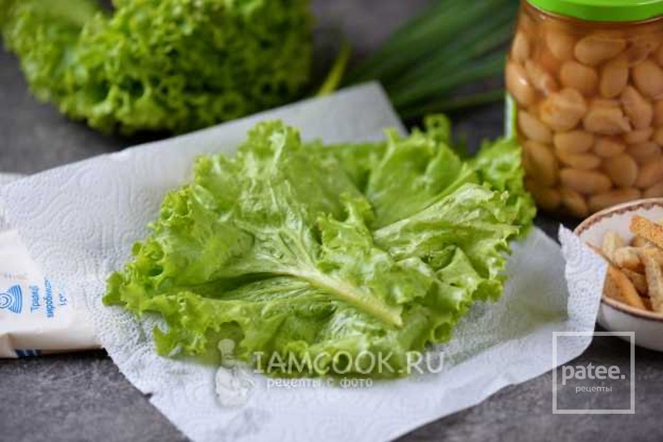 Салат с белой фасолью и сухариками 🥗 - Шаг 2