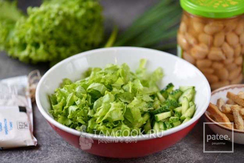 Салат с белой фасолью и сухариками 🥗 - Шаг 3