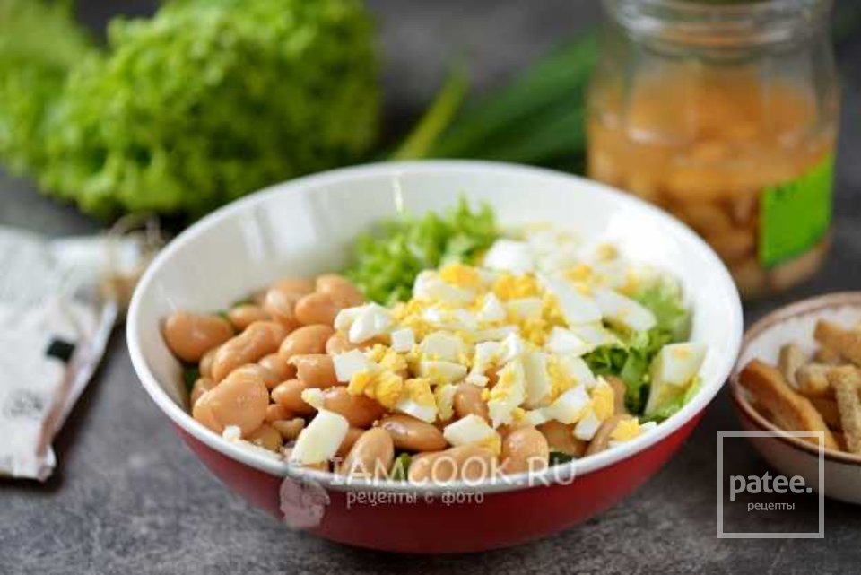 Салат с белой фасолью и сухариками 🥗 - Шаг 4