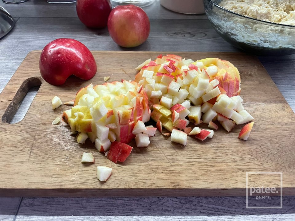 Яблочный пирог на творожном тесте - Шаг 5