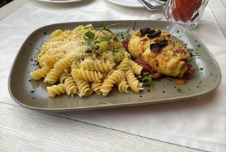 Куриное филе под "шубой" из овощей и сыра