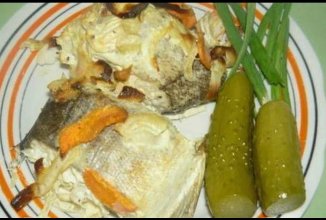 Пикша со сметанным соусом в духовке