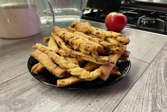 Хлебные палочки с жареным луком