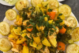 Запеченный картофель с мясом и овощами в рукаве