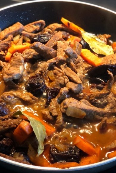 Аппетитная тушеная говядина с черносливом и вином 🥩