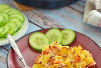 Запеченная картошка с сосисками, помидорами и сыром 🥔