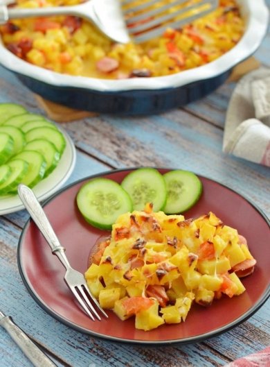 Запеченная картошка с сосисками, помидорами и сыром 🥔