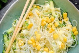 Салат с фунчозой и кукурузой 🥗