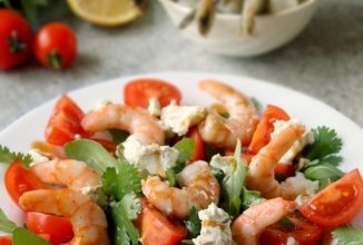 Салат с рукколой, помидорами, креветками и сыром 🥗