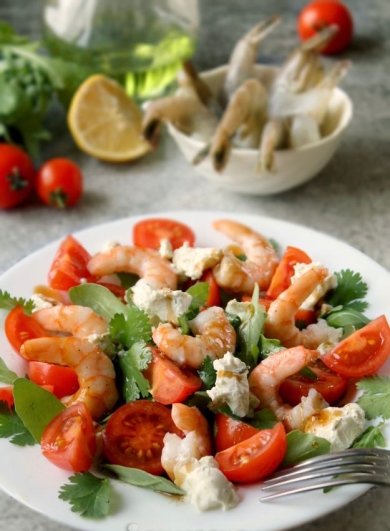 Салат с рукколой, помидорами, креветками и сыром 🥗 - Шаг 7