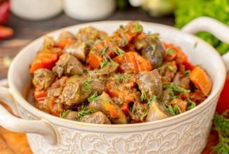 Тушеные куриные сердечки с луком и морковью 👍🏼