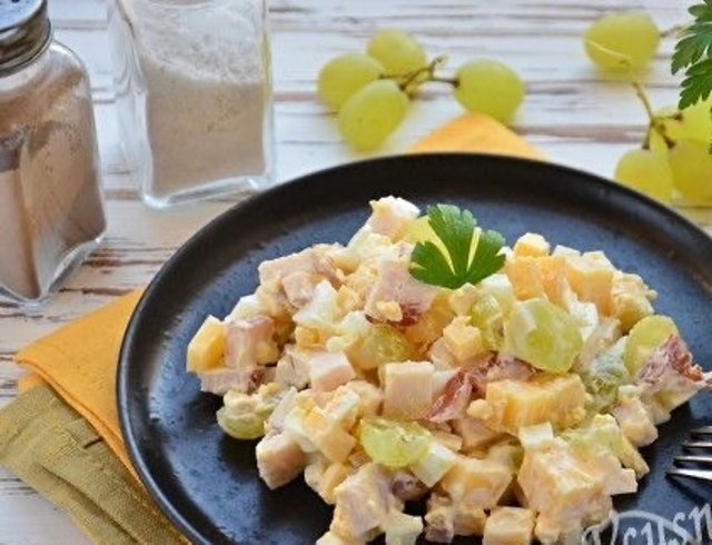 Салат «Мадам Кураж» с курицей и виноградом 🥗