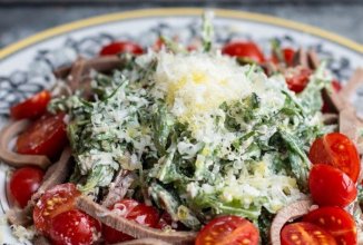 Салат с говяжьим языком и сливочно-ореховым соусом 🥗