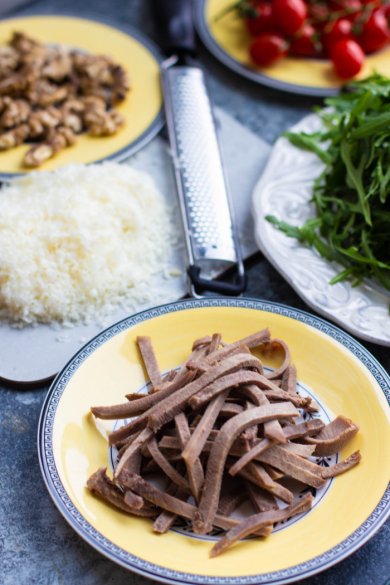 Салат с говяжьим языком и сливочно-ореховым соусом 🥗 - Шаг 1