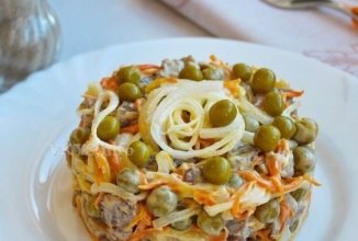 Салат «Наслаждение» с мясом и маринованным луком 🥗