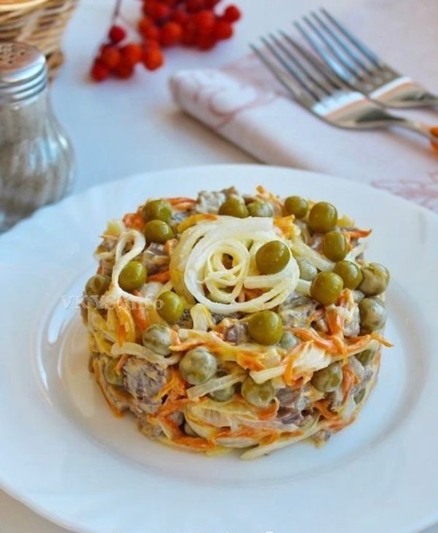 Салат «Наслаждение» с мясом и маринованным луком 🥗