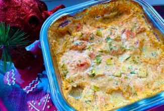 Треска под соусом из сметаны, овощей и пармезана.