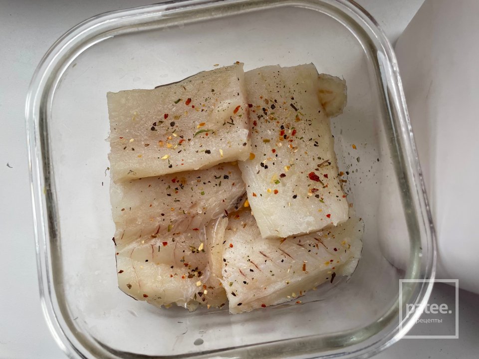 Треска под соусом из сметаны, овощей и пармезана. - Шаг 1