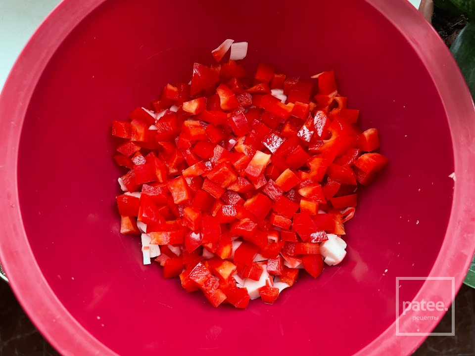 Традиционный «крабовый» салат. - Шаг 2