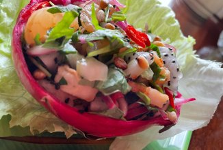 Салат с креветками и питахайей.