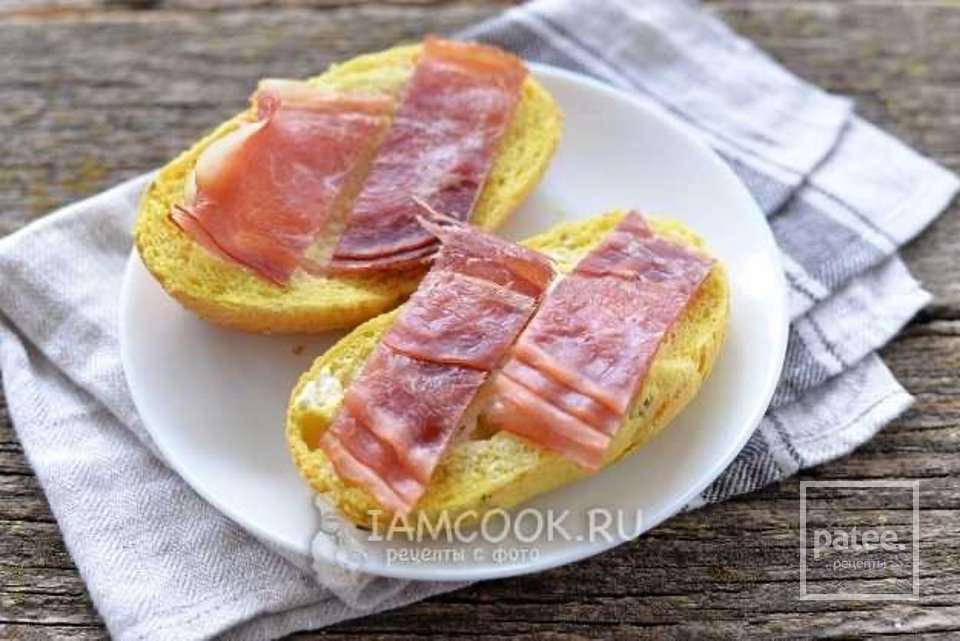Бутерброды с ветчиной и корейской морковью в микроволновке 🥪 - Шаг 3