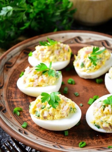 Яйца, фаршированные ветчиной и сыром 🥚