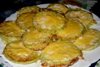 Жареные кабачки с яйцом и сыром.