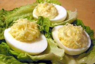 Половинки яиц с начинкой