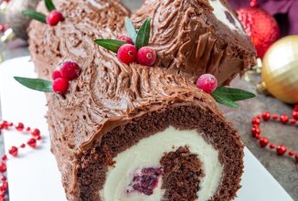 Рождественское полено” с маскарпоне и вишней 🍰