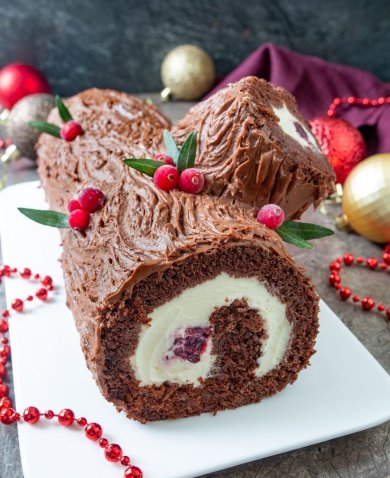 Рождественское полено” с маскарпоне и вишней 🍰