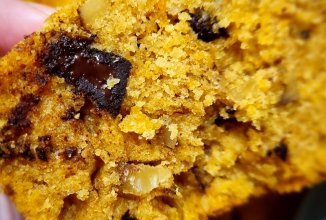 Тыквенный кекс с шоколадом и орехами