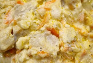 Минтай с луком и сметаной