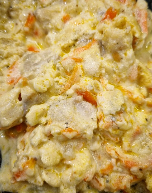 Минтай с луком и сметаной