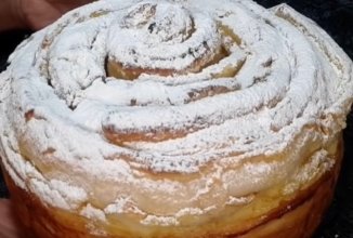 Роскошный яблочный пирог с заварным кремом.