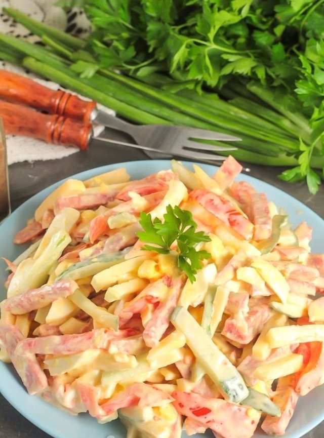 Салат «Бахор» с колбасой и огурцами 🥗